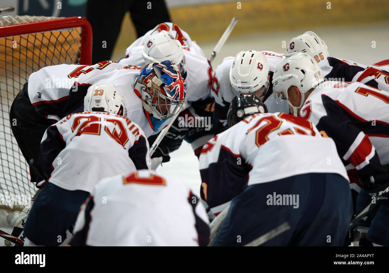 Le gardien Petr Cech Phoenix Guildford (à gauche) avec les conciliabules des coéquipiers au cours de l'audition due au bruit2 match à Guildford Spectrum complexe de loisirs, Guildford. Banque D'Images