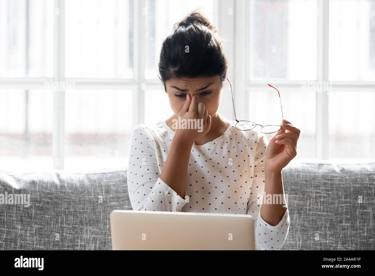 Fatigué femme indienne le massage du nez, une sensation de fatigue oculaire Banque D'Images