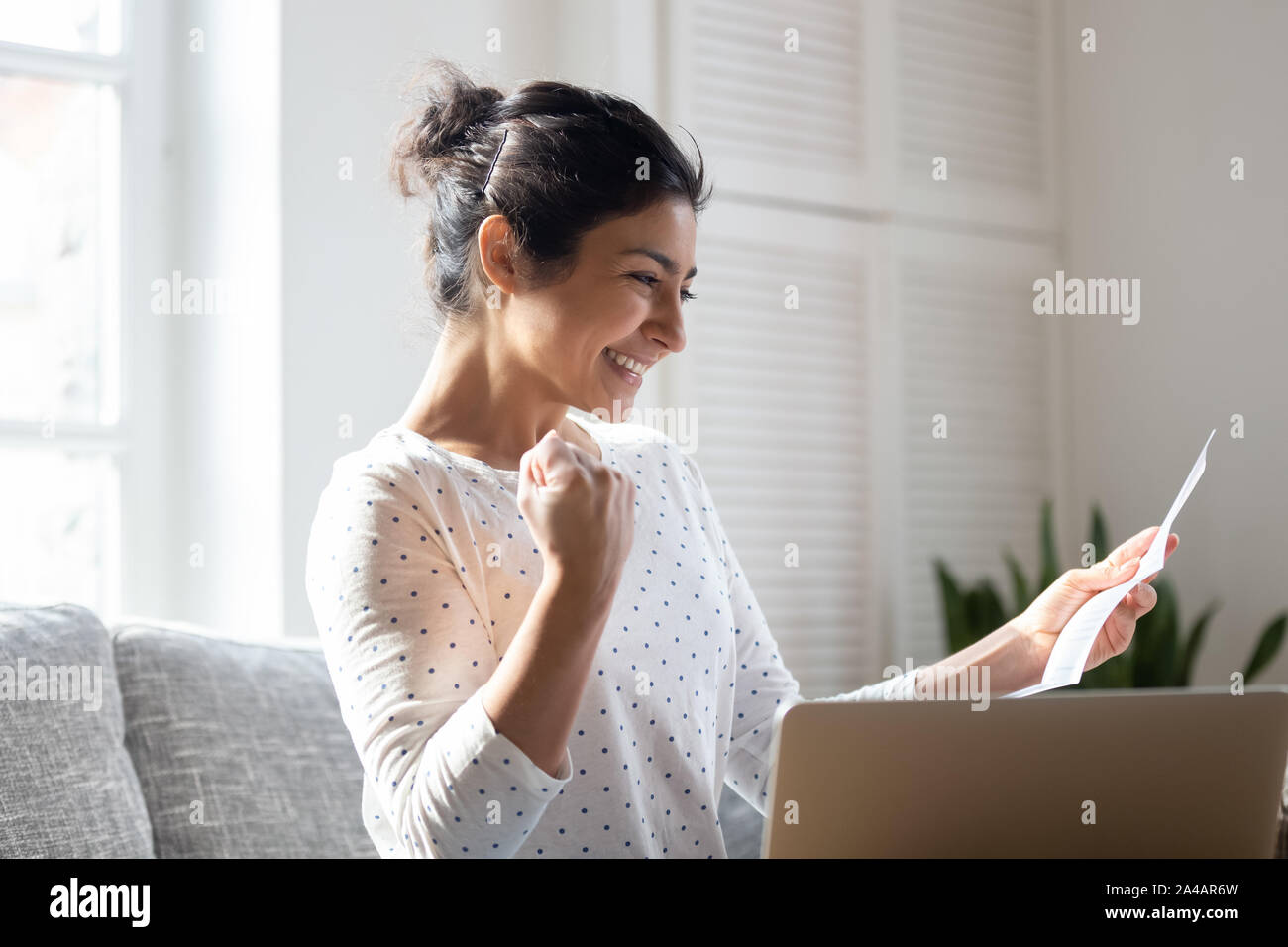 Happy Indian Woman Reading bonnes nouvelles dans la lettre de notification, Banque D'Images