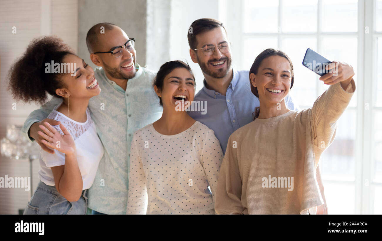 Divers Smiling friends, selfies posant pour des photos Banque D'Images