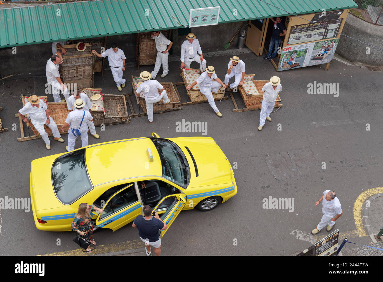Monte (Funchal, Portugal) - 17 septembre 2018 : Taxi apporte deux touristes dans le point de départ de luge, promenades en traîneau traditionnel sur Madère j Banque D'Images