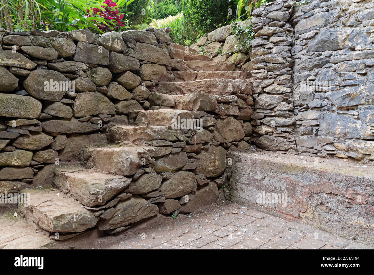 Ancien escalier en pierre dans un parc près de l'église de Notre Dame de Monte de Nossa Senhora do Monte, Madeira, Portugal Banque D'Images