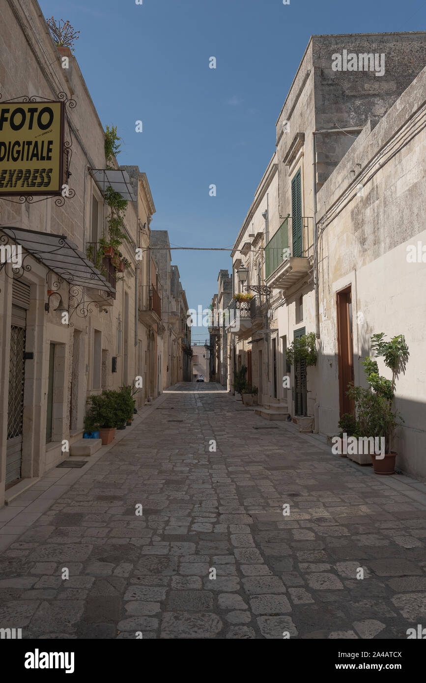 Martano, Messapian ville. Salento, Pouilles Italie. rue principale de pierre avec l'fond de ciel bleu. Banque D'Images