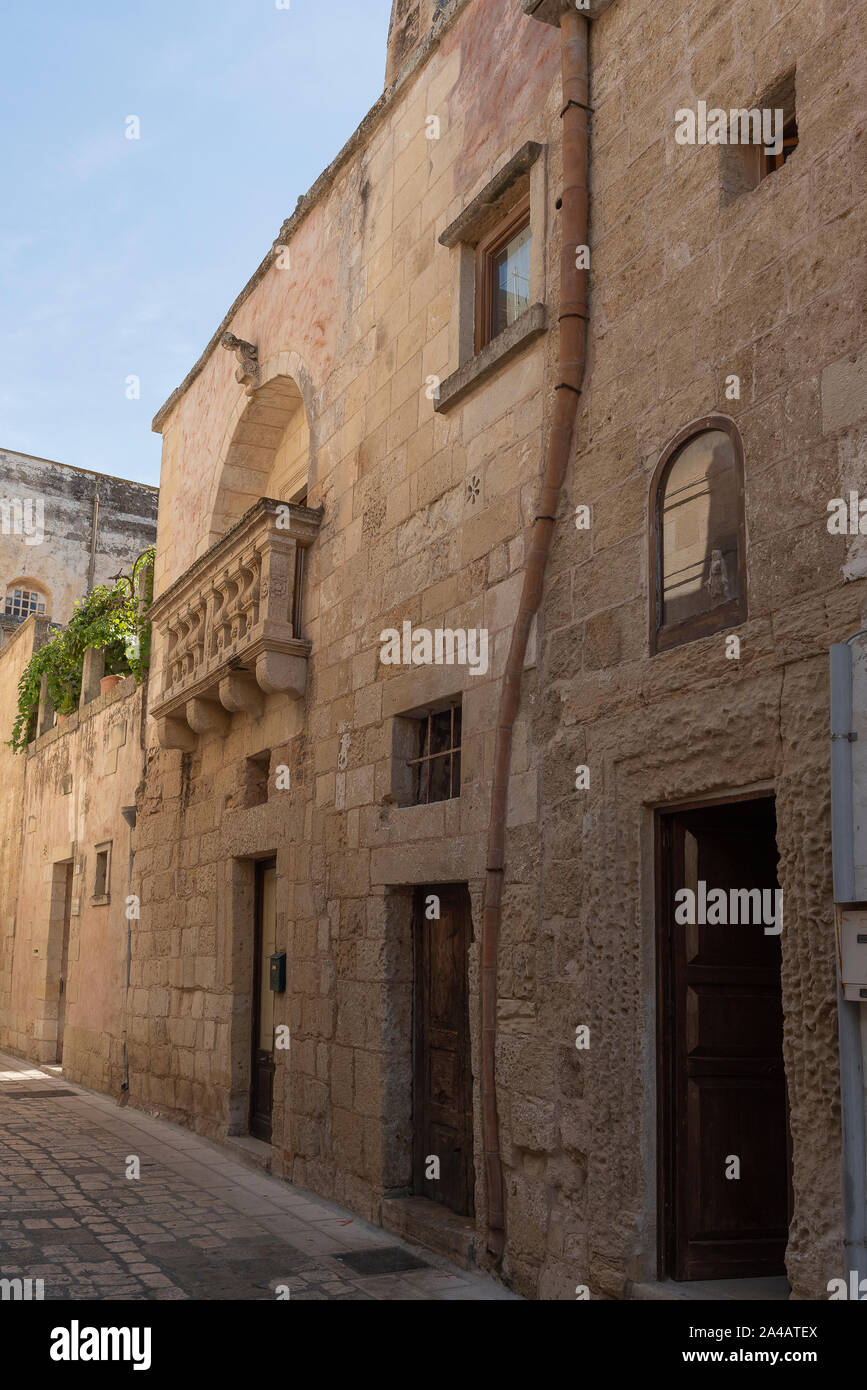 Martano, Messapian ville. Salento, Pouilles Italie. Rue principale de pierre. Vue d'un bâtiment typique en pierre de Lecce. Les tuyaux en terre cuite. Banque D'Images