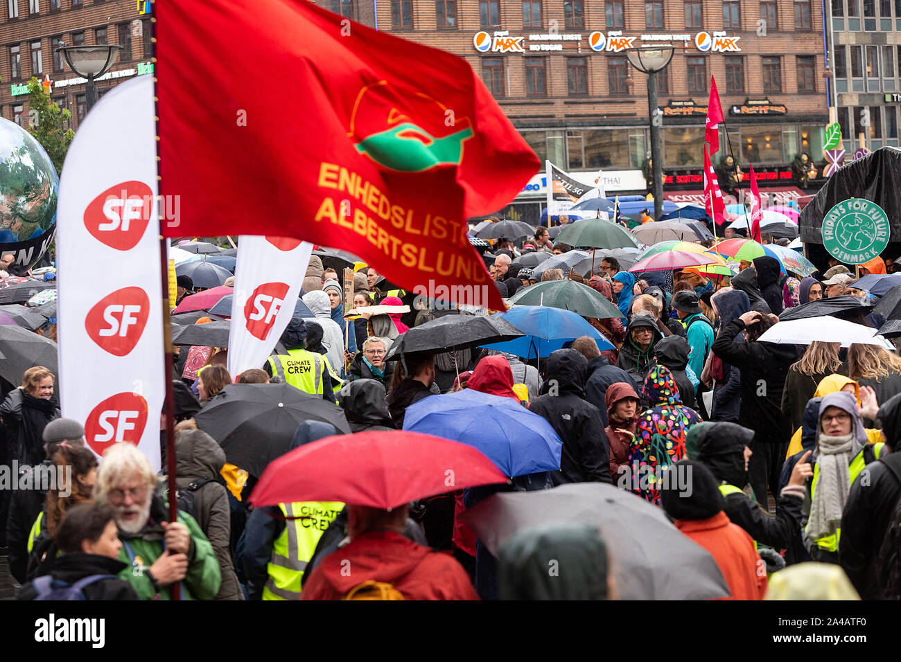 Copenhague, Danemark - 11 octobre 2019 : Des milliers de personnes se retrouvent dans un climat de Mars à la place de l'Hôtel de ville de Copenhague et a exigé une action rapide et les changements climatiques, qui marque la fin de la C40 World Mayors sommet au cours de cette semaine à Copenhague. Ocasio-Cortez d'Alexandrie, un homme politique américain et activiste climatique, a parlé lors de la manifestation. Plus de 90 maires de certaines des plus grandes et des plus influentes villes représentant quelque 700 millions de personnes se sont réunis à Copenhague du 9 au 12 octobre pour le C40 Sommet des maires du monde. L'objectif avec le sommet de Copenhague a été de construire un Banque D'Images