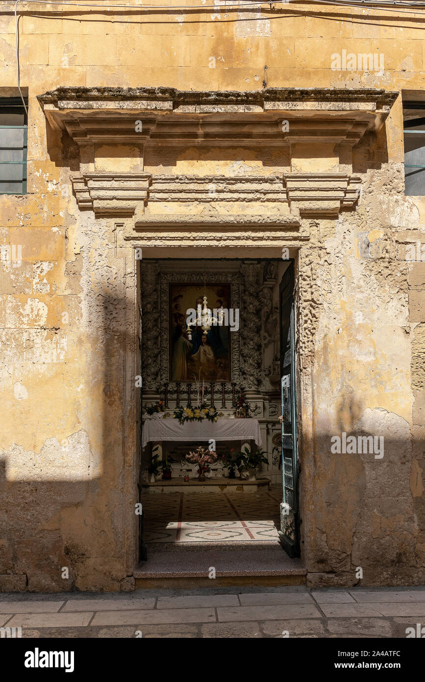 Martano, Messapian ville. Salento, Pouilles Italie. Rue principale de pierre. Vue d'un bâtiment typique en pierre de Lecce. Les tuyaux en terre cuite. Banque D'Images