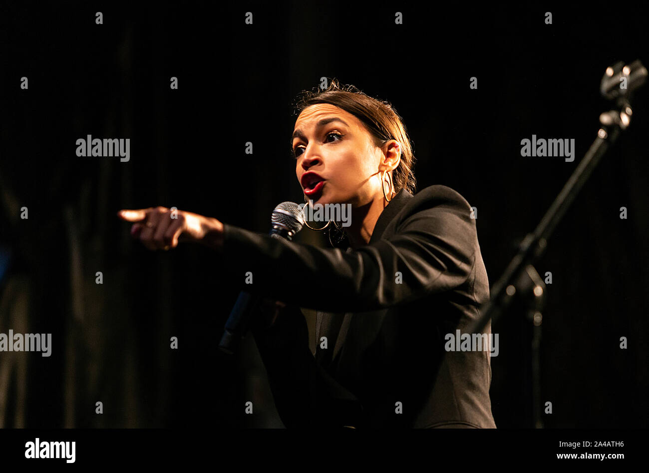 Copenhague, Danemark - 11 octobre 2019 : Alexandrie, un homme politique nous Ocasio-Cortez élu en 2018 comme le plus jeune à avoir un siège à la Chambre des Représentants, parle aux milliers de personnes qui ont participé à l'Climat Population Mars, qui marque la conclusion de la C40 Sommet des maires du monde. Plus de 90 maires de certaines des plus grandes et des plus influentes villes représentant quelque 700 millions de personnes se réunissent à Copenhague du 9 au 12 octobre pour le C40 Sommet des maires du monde. L'objectif avec le sommet de Copenhague est de construire une coalition mondiale des villes les plus importantes, les entreprises et Banque D'Images