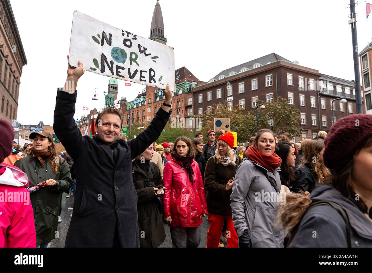 Copenhague, Danemark - 11 octobre 2019 : Des milliers de personnes se retrouvent dans un climat de Mars à la place de l'Hôtel de ville de Copenhague et a exigé une action rapide et les changements climatiques, qui marque la fin de la C40 World Mayors sommet au cours de cette semaine à Copenhague. Ocasio-Cortez d'Alexandrie, un homme politique américain et activiste climatique, a parlé lors de la manifestation. Plus de 90 maires de certaines des plus grandes et des plus influentes villes représentant quelque 700 millions de personnes se sont réunis à Copenhague du 9 au 12 octobre pour le C40 Sommet des maires du monde. L'objectif avec le sommet de Copenhague a été de construire un Banque D'Images