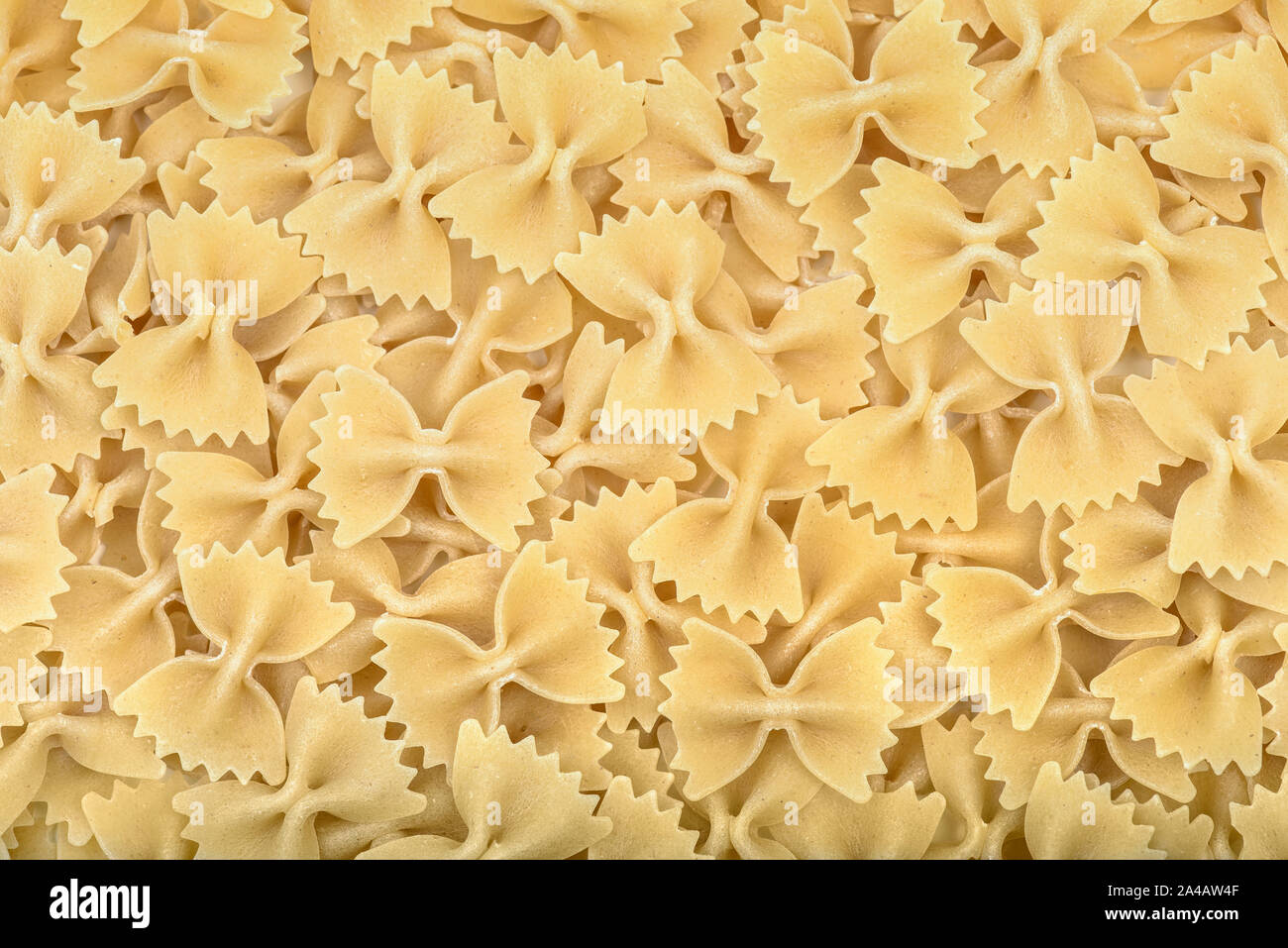 Farfalle pâtes italiennes en forme de proue d'arrière-plan ou la texture. Très grand de taille et de détail Banque D'Images