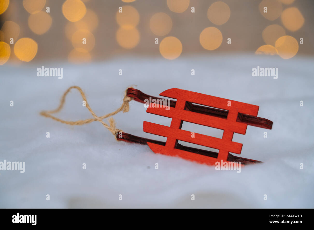 Carte de Noël avec le Père Noël en bois rouge, traîneau fir cone et arbre de Noël plus de boules de lumière floue contexte . Noël et Nouvel An concept avec co Banque D'Images