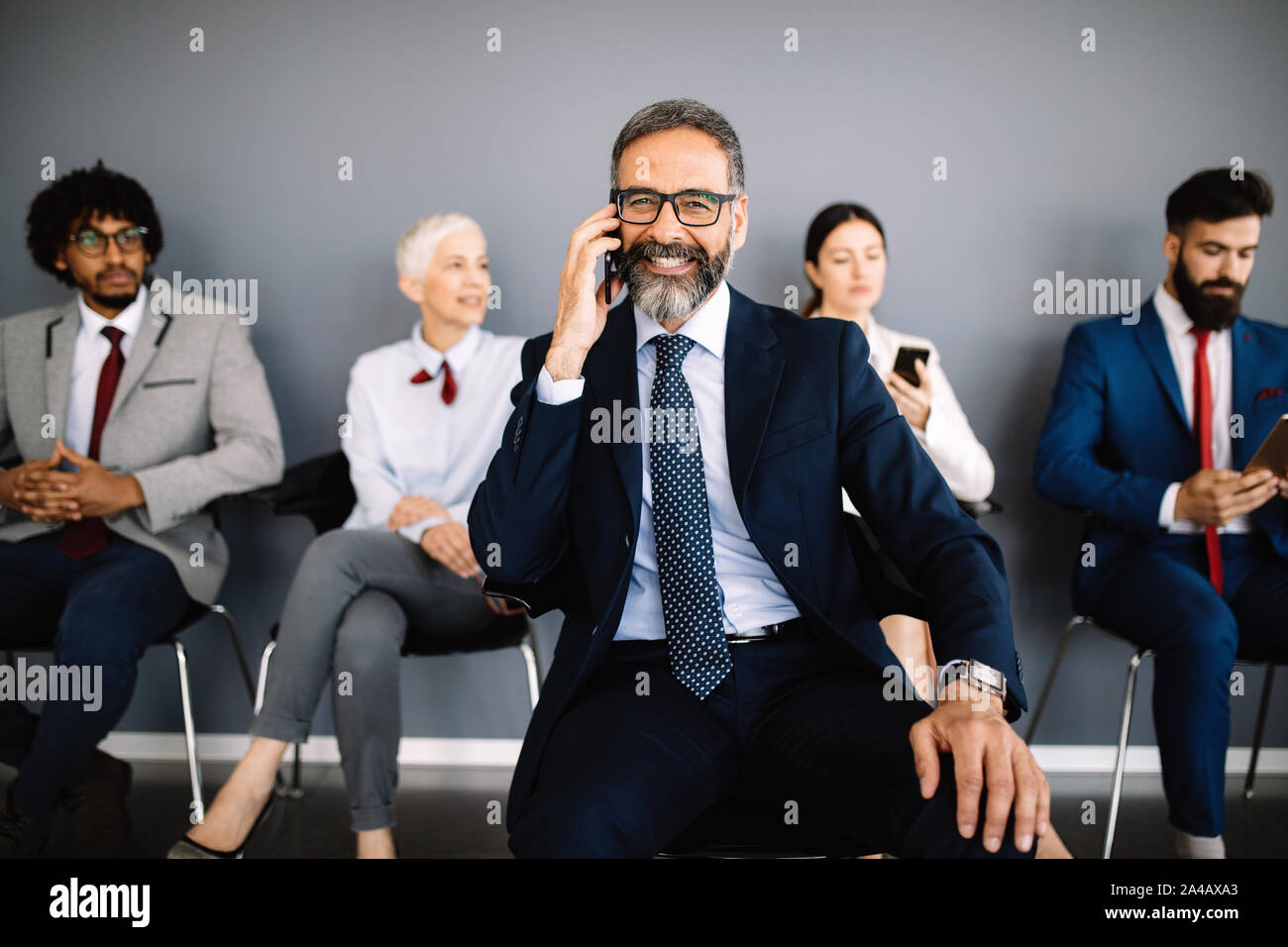 Les gens d'affaires principal en utilisant un téléphone mobile. La technologie des télécommunications et internet des objets Banque D'Images