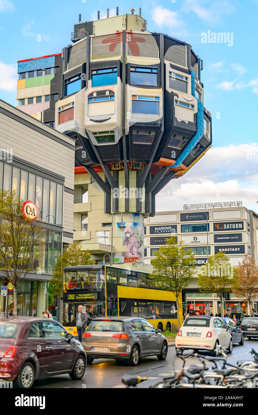 Berlin, Allemagne - le 5 octobre 2019 : : Restaurant tour de la 70 de béton peint dans une rue d'affaires à Berlin-Steglitz contre le ciel bleu. Banque D'Images