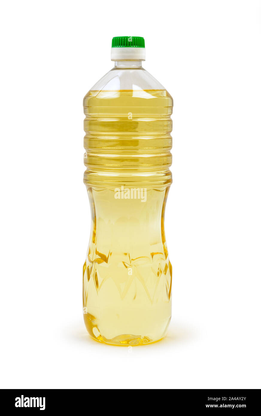 L'huile végétale en bouteille en plastique isolé sur fond blanc avec chemin de détourage des maquettes. Banque D'Images