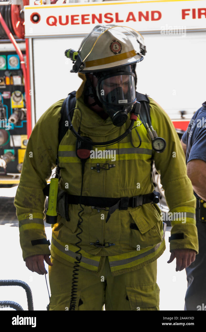 Un appareil d'incendie et de secours du Queensland sur un appel d'urgence dans l'une des rues du centre-ville de Brisbane, Queensland, Australie. Une odeur de l'essence Banque D'Images