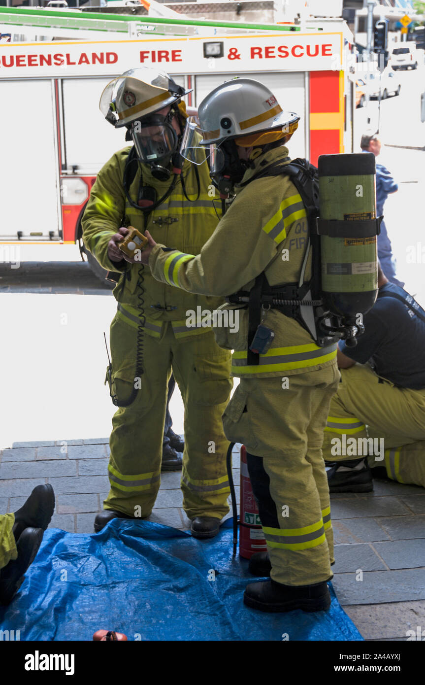 Un appareil d'incendie et de secours du Queensland sur un appel d'urgence dans l'une des rues du centre-ville de Brisbane, Queensland, Australie. Une odeur de l'essence Banque D'Images
