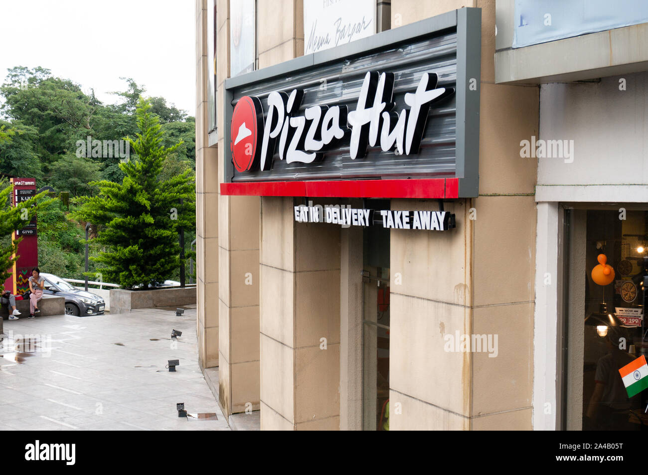 En dehors d'un Pizza Hut un fast-food à Delhi Inde Banque D'Images