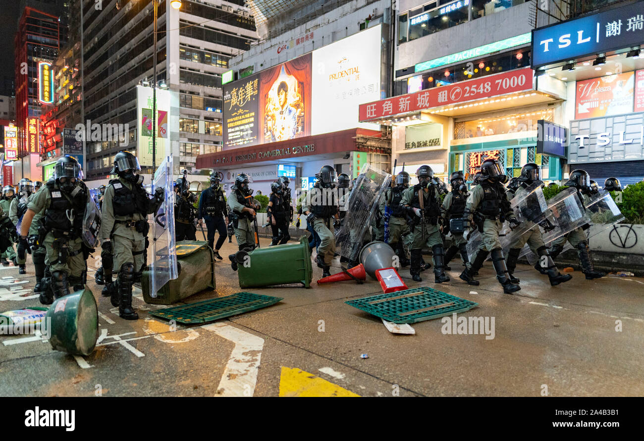 Hong Kong, Chine. 13 octobre 2019. La police anti-émeute sur Nathan Road à Mongkok à Kowloon le dimanche soir. Cet incident a été l'un des nombreux tout au long de Hong Kong le dimanche qui a vu les actes de vandalisme effectués par une minorité dans le mouvement pro-démocratie. . Iain Masterton/Alamy Live News. Banque D'Images