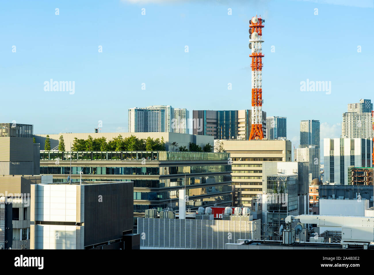 Vue rapprochée de la ville. Image de bâtiments de bureau et l'antenne sur un toit. Banque D'Images