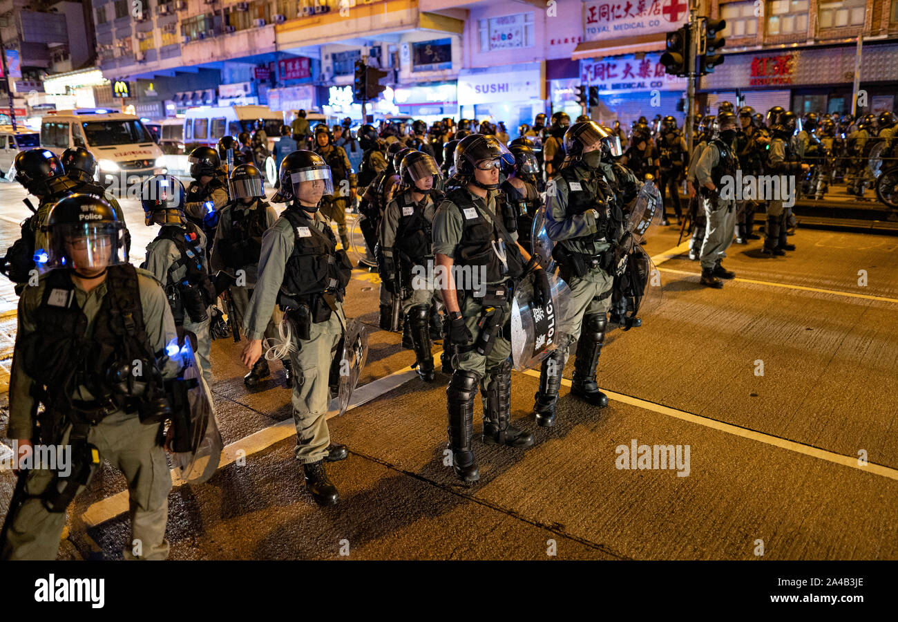 Hong Kong, Chine. 13 octobre 2019. La police anti-émeute sur Nathan Road à Mongkok à Kowloon le dimanche soir. Cet incident a été l'un des nombreux tout au long de Hong Kong le dimanche qui a vu les actes de vandalisme effectués par une minorité dans le mouvement pro-démocratie. . Iain Masterton/Alamy Live News. Banque D'Images