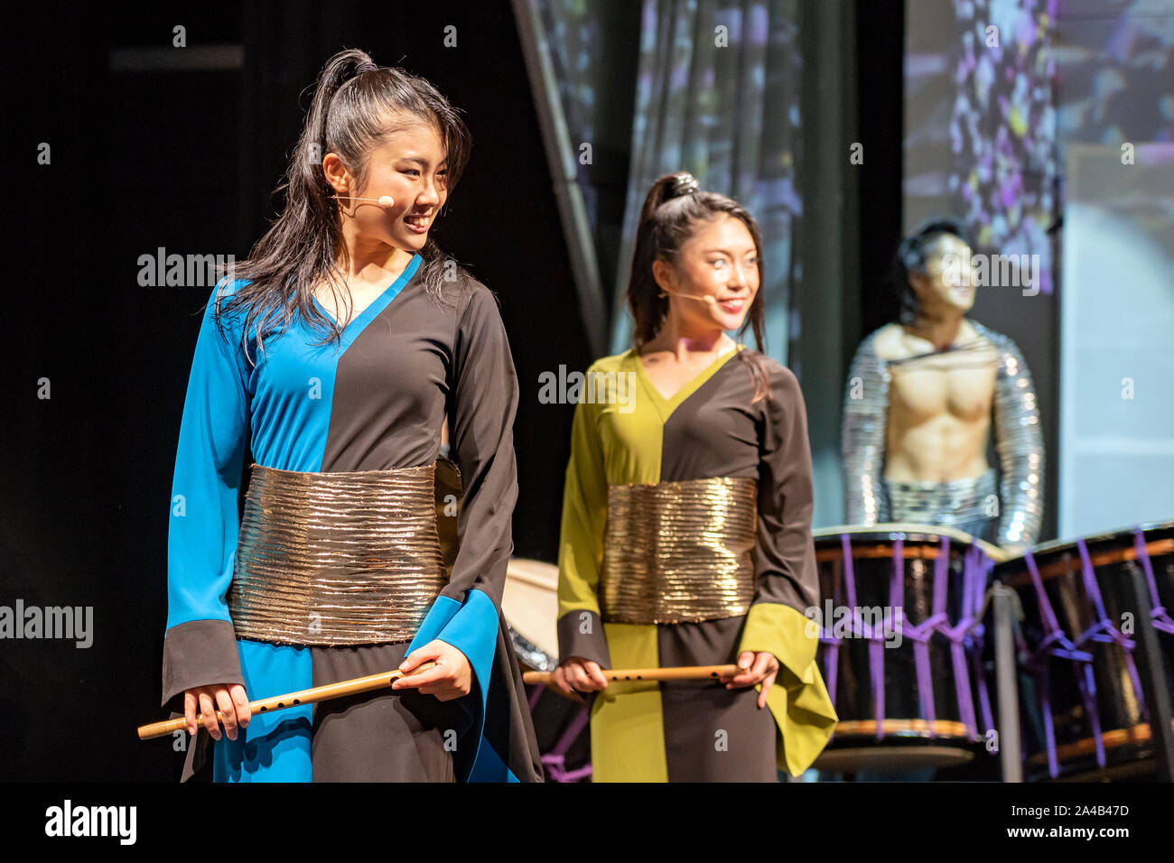 Deux belles femmes asiatiques jouent des flûtes. Duo de jolies filles jouent les fifres. Banque D'Images