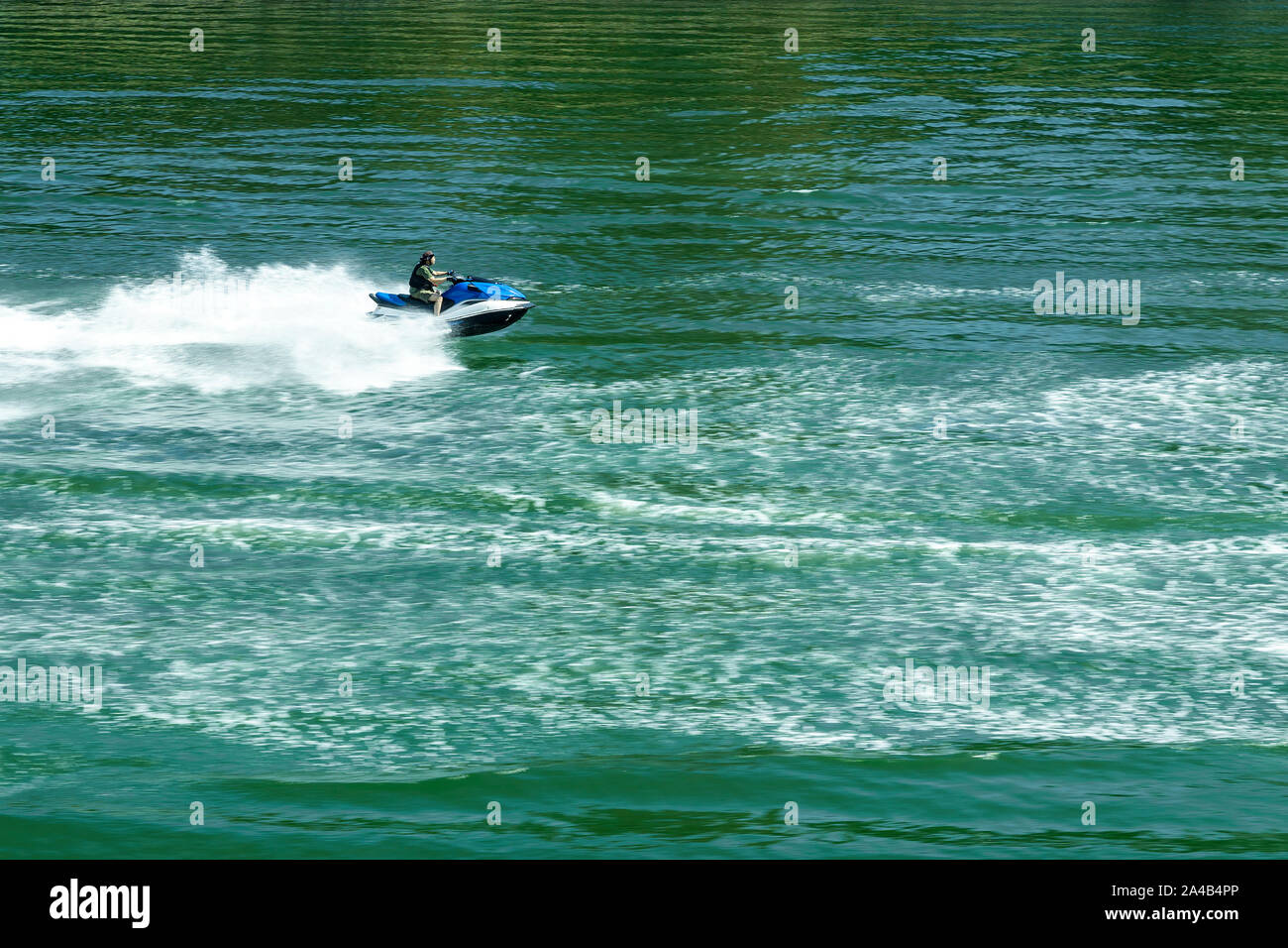 L'homme est l'équitation, Jet Ski. Les projections d'eau de bateaux de vitesse rapide. Banque D'Images