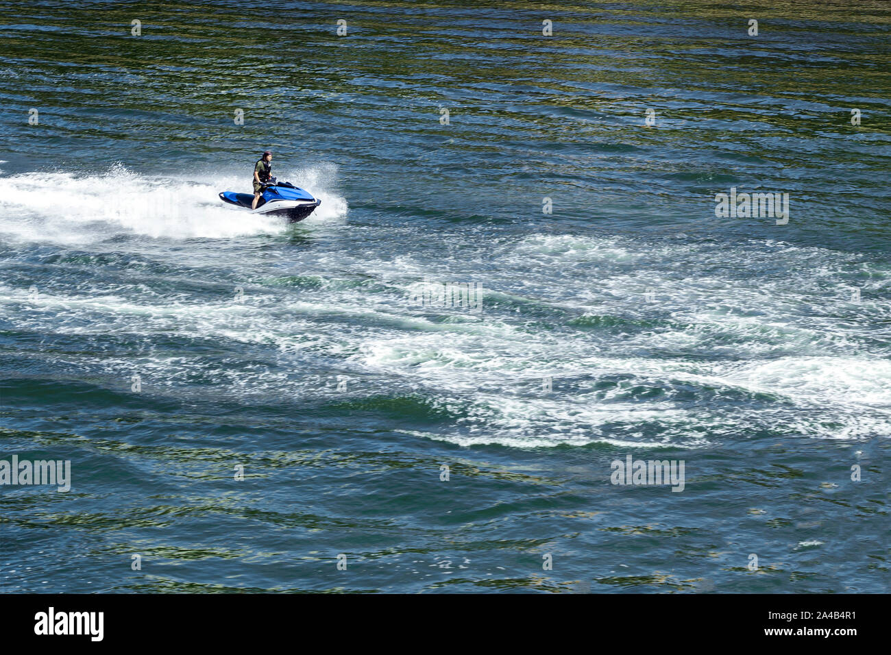 L'homme est l'équitation, Jet Ski. Les projections d'eau de bateaux de vitesse rapide. Banque D'Images