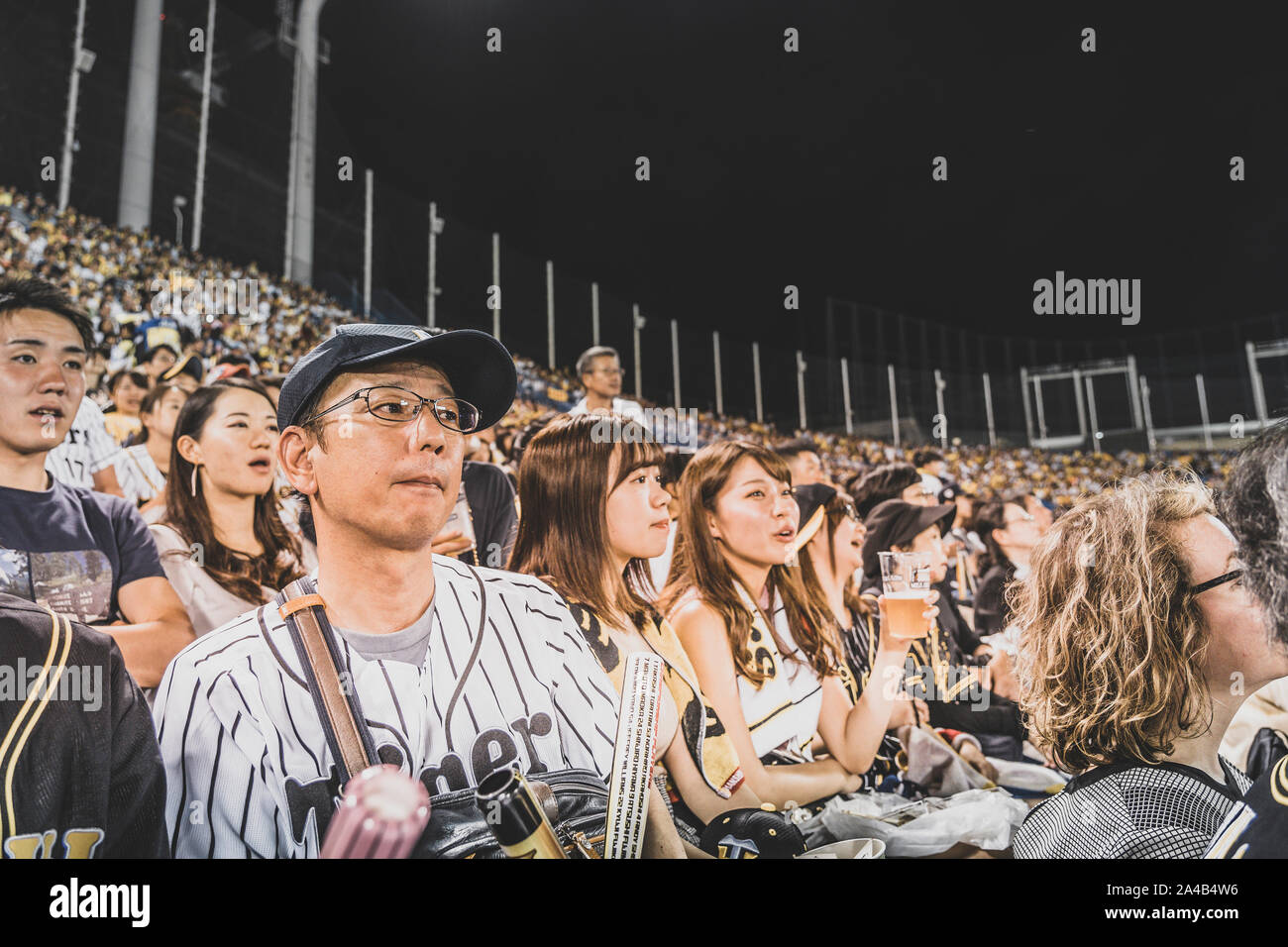 TOKYO, JAPON - 7 octobre 2018. Les fans de baseball japonais sont soutenir leur équipe. Les gens observent la partie de baseball sur le stade. Banque D'Images