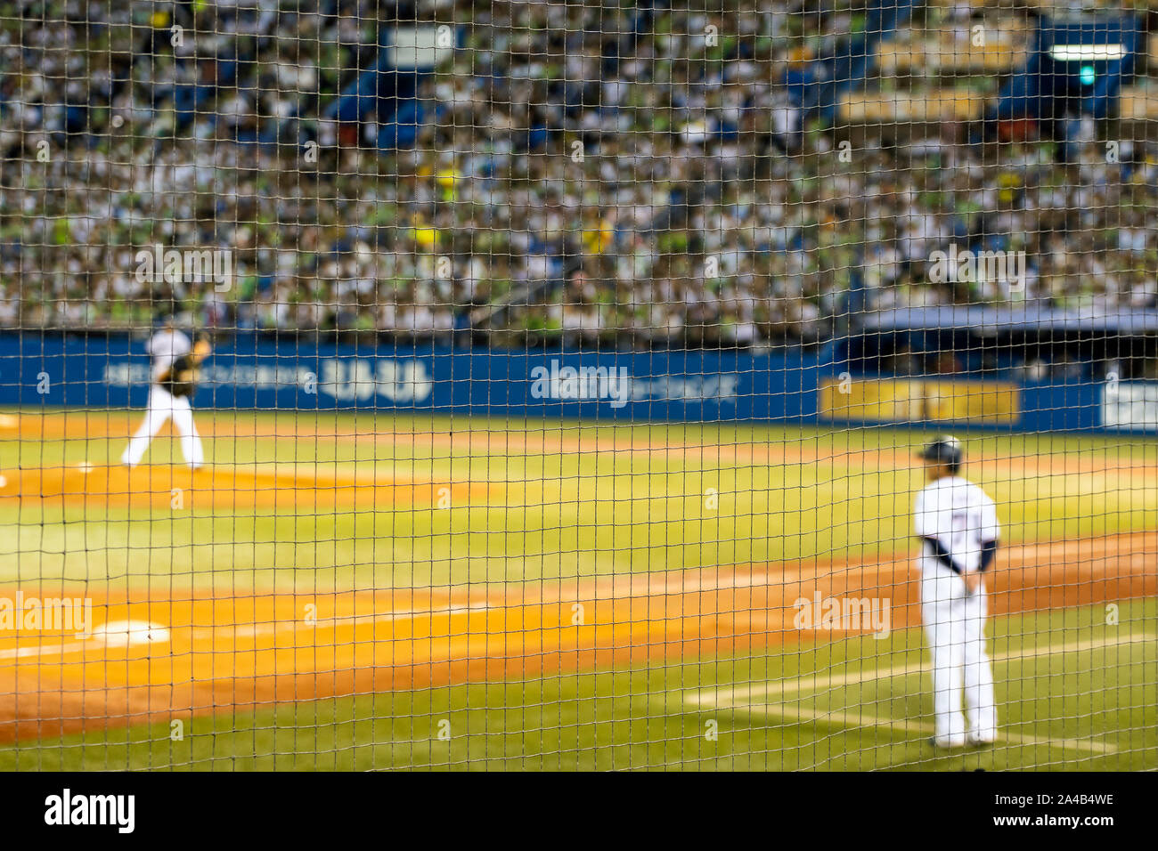 Filet de sécurité et floue d'un match de baseball au Japon sur l'arrière-plan. Banque D'Images