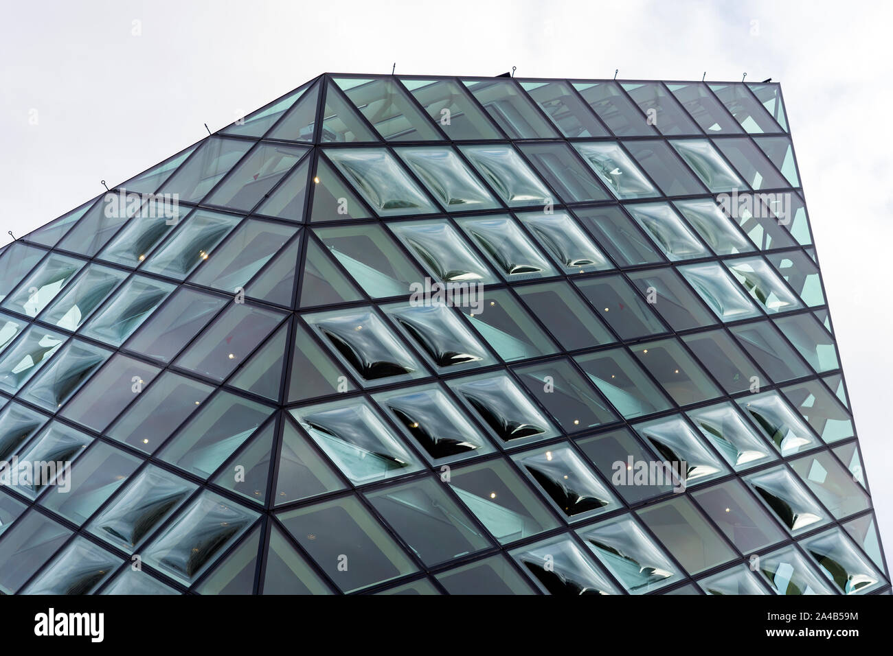 Fenêtres en verre bombé double courbure. Système de Façade verre transparent. Les bulles de panneaux de verre. Banque D'Images