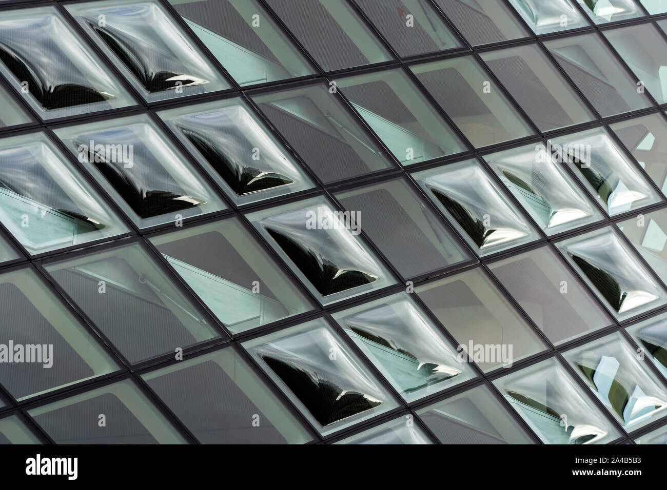 Fenêtres en verre bombé double courbure. Système de Façade verre transparent. Les bulles de panneaux de verre. Banque D'Images