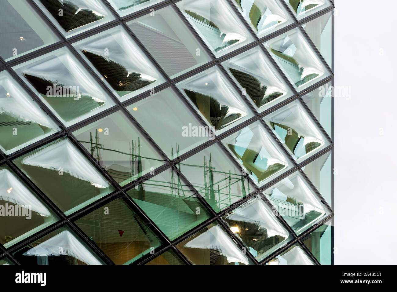 Voir portrait de courbe double verre convexe sous Windows. Système de Façade verre transparent. Les bulles de panneaux de verre et de réflexion. Banque D'Images