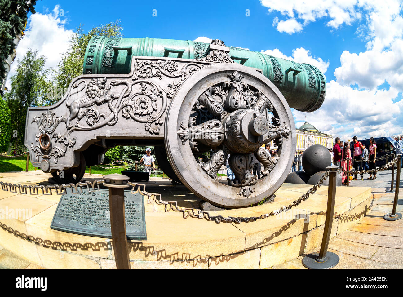 Moscou, Russie - le 9 juillet 2019 : Le Tsar Cannon (Tsar-pushka) dans le Kremlin de Moscou en été journée ensoleillée. En 1586, coulée en bronze Banque D'Images