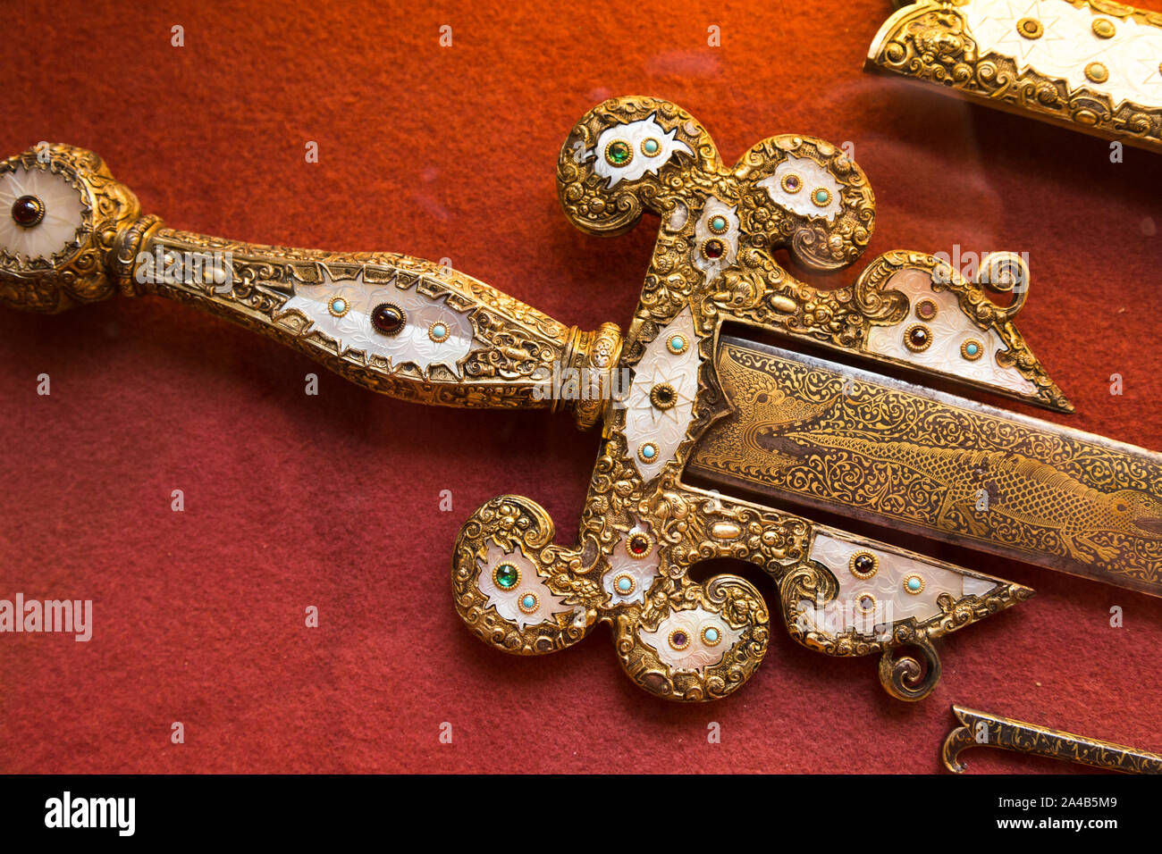 Close-up, épée médiévale avec des diamants hilt Banque D'Images