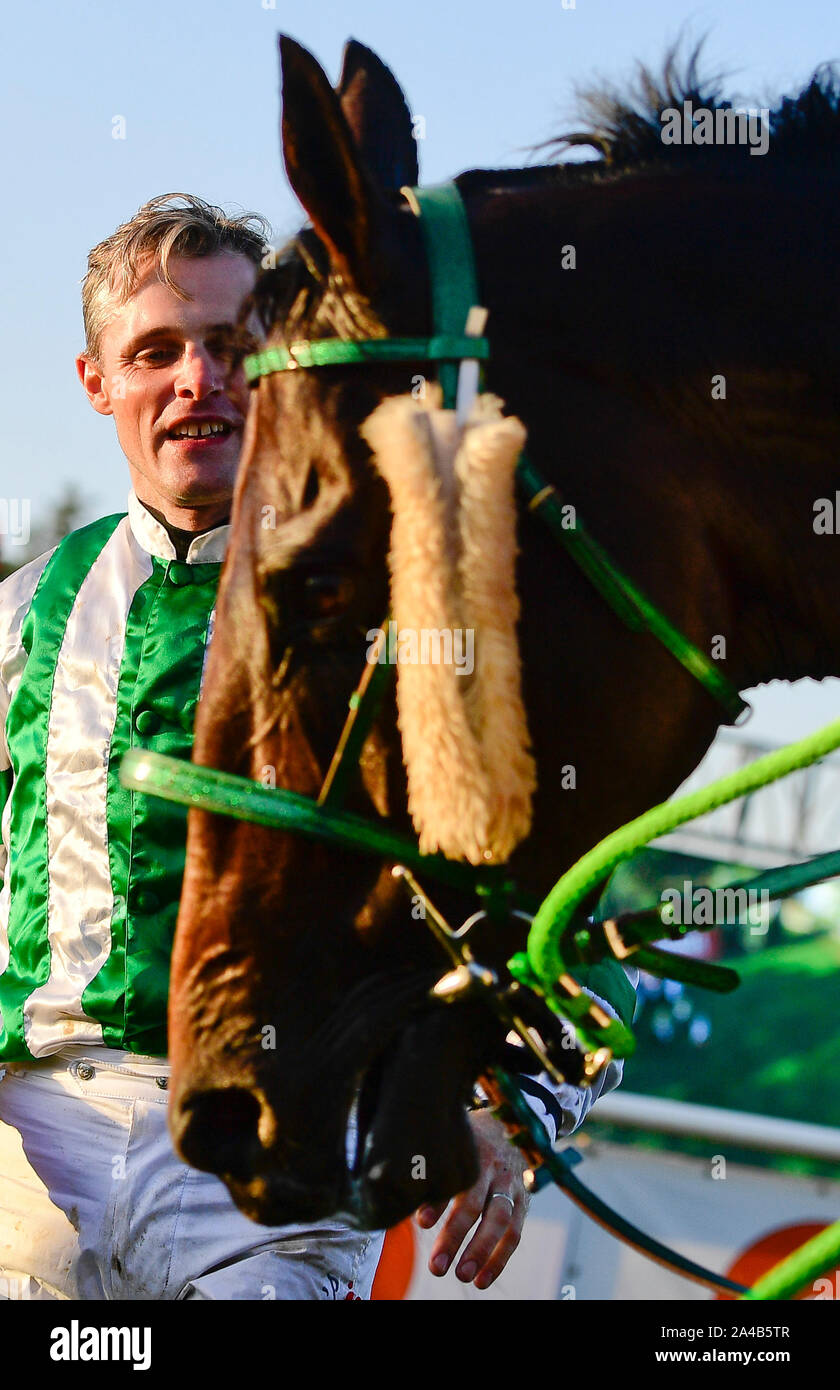 Pardubice, République tchèque. 13 Oct, 2019. 9-year-old bay Theophilos avec jockey Josef Bartos a remporté le 129e Grand Steeple-chase de Pardubice aujourd'hui, le dimanche, Octobre 13, 2019, et c'est le troisième entraîneur Bartos et Josef Vana hauts' s 11e victoire dans la course annuelle. Theophilos ont pris part à la plus célèbre course d'tchèque pour la première fois aujourd'hui. Bartos a remporté le Grand Steeple avec bon garçon il y a 13 ans et deux ans plus tard, il fit son triomphe avec 16. Photo : CTK/Vondrous Romain Photo/Alamy Live News Banque D'Images