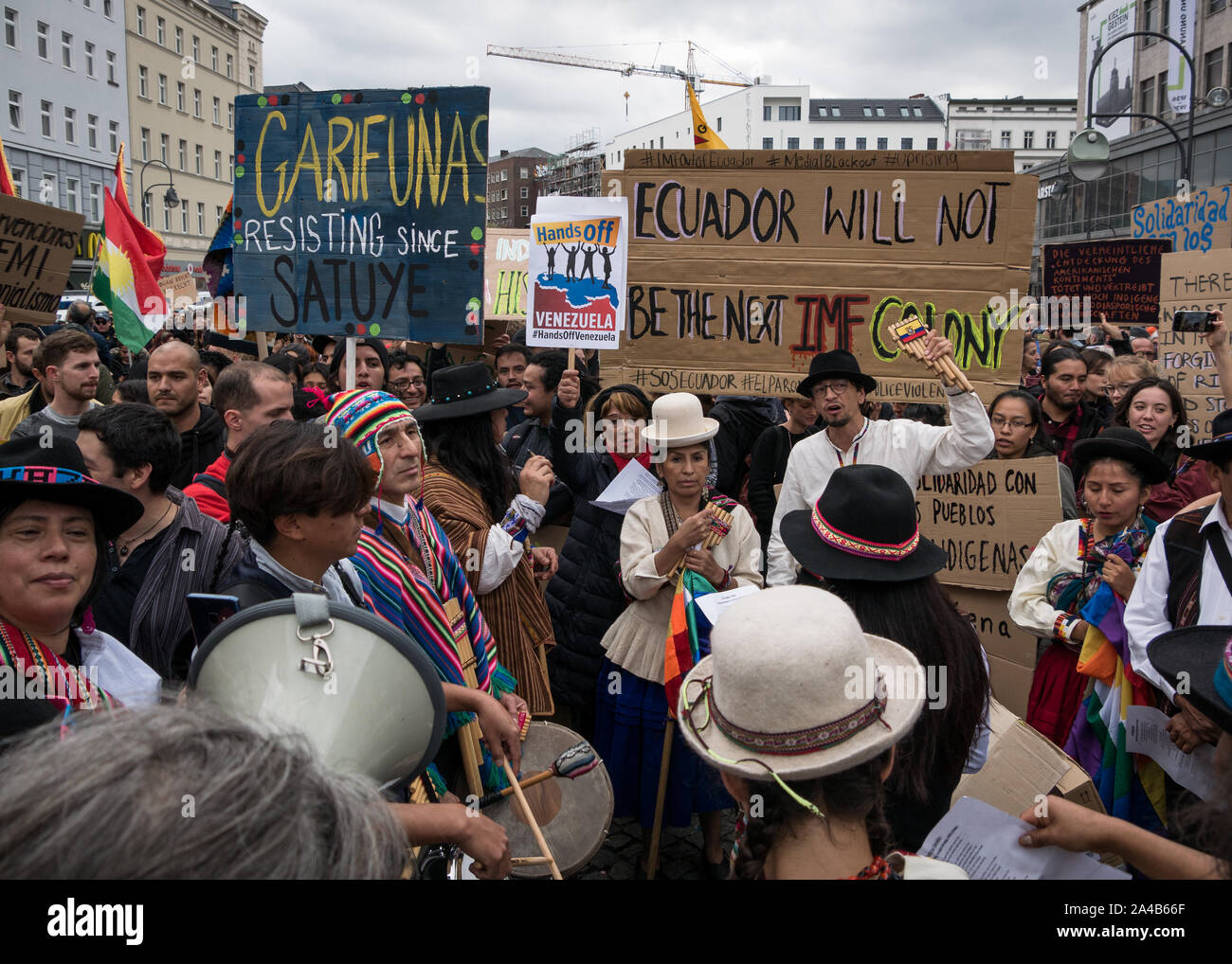 Démonstration et protester contre la politique du président Moreno en Equateur, foule de gens en vêtements traditionnels montrant des banderoles lors de la lecture de musique Banque D'Images