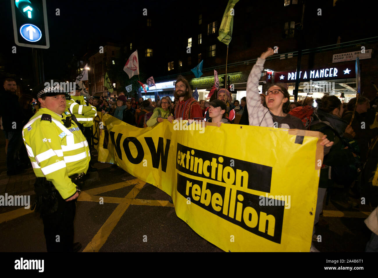 Rébellion d'extinction a continué de protestation à Londres du 7 octobre. L'objectif de la participation à la non-violence l'action directe et la désobéissance civile était d'attirer l'attention sur la crise climatique et à la perte de biodiversité. Rébellion d'extinction sont demandes que les gouvernements dire au public la vérité sur l'ampleur réelle de la crise, prendre des mesures maintenant pour réduire les émissions de CO2 et mettre en place des assemblées de citoyens pour surveiller les changements de politique. Ils exigent également que des mesures soient prises pour mettre fin à la destruction du monde naturel qui conduit à la "6ème extinction massive d'espèces." Banque D'Images