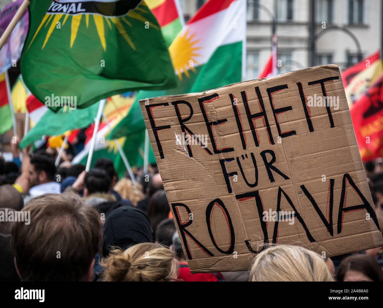 Démonstration et de protestation contre l'offensive turque contre les Kurdes en Syrie, une affiche avec la liberté pour rojava en allemand, la tête des gens de derrière Banque D'Images