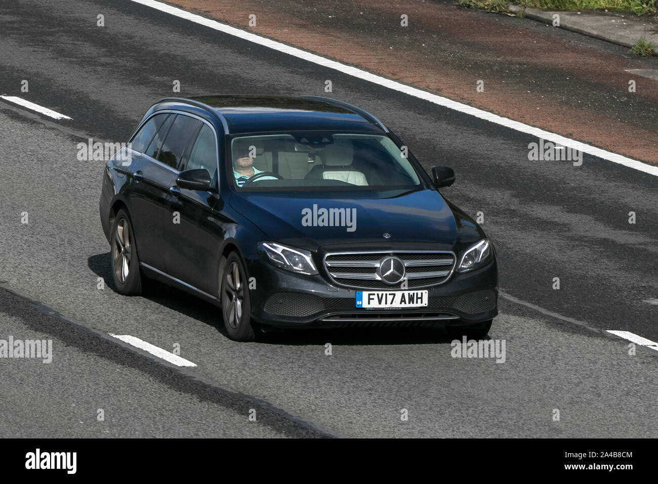 2017 Mercedes-Benz E 220 noir D SE Premium + Auto ; voyageant sur l'autoroute M6 près de Preston dans le Lancashire, Royaume-Uni Banque D'Images