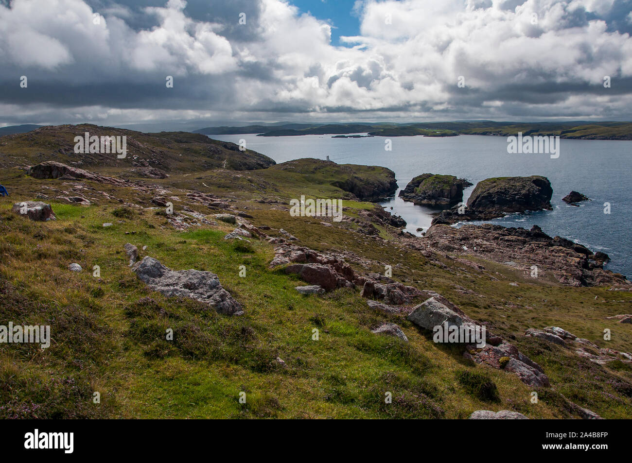 Donnant sur la côte sud-ouest de Muckle Roe plus Swarbacks Vementry vers Minn, Muckle Roe, Shetland, Écosse Banque D'Images