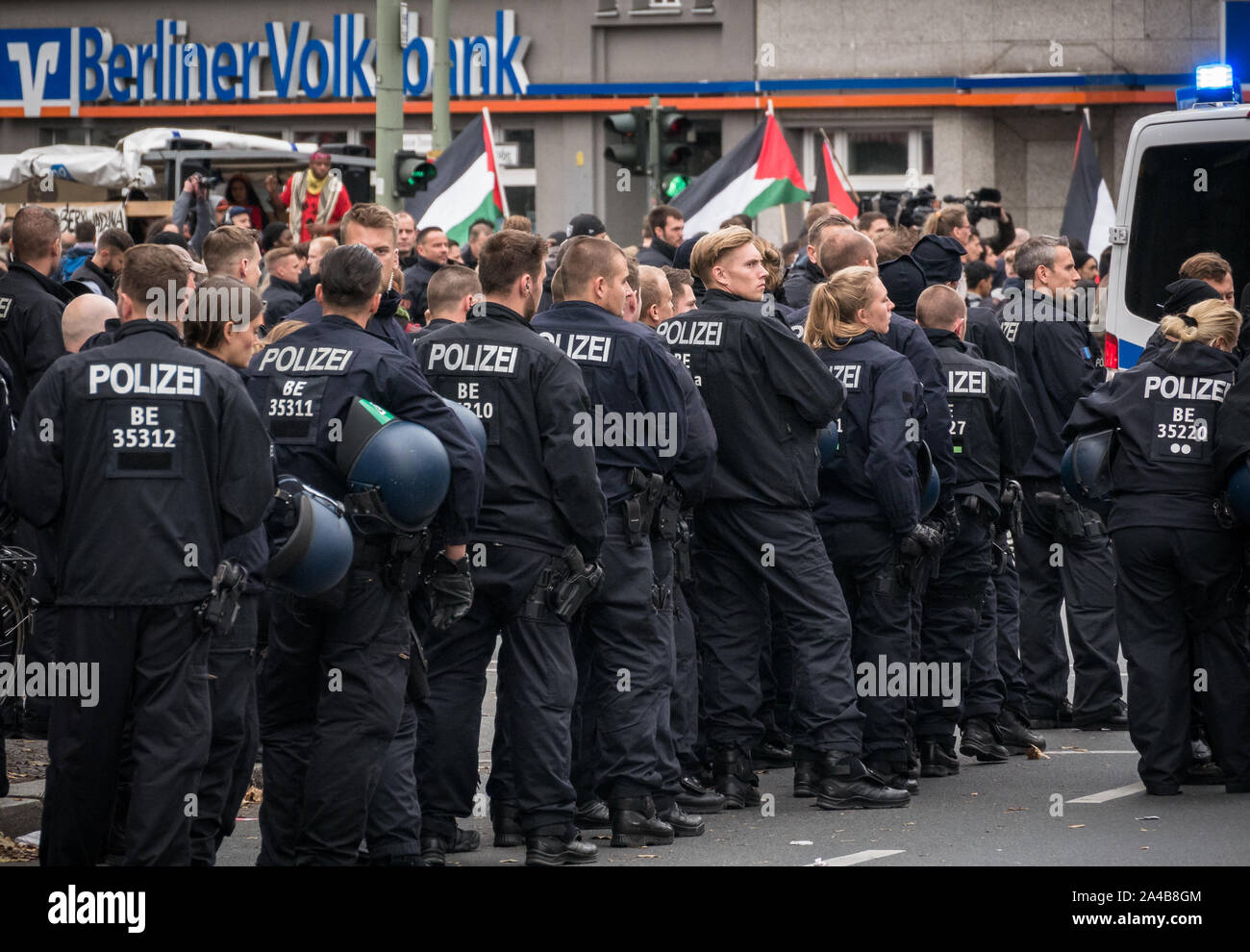 Beaucoup de policiers et des voitures de police à protester contre la politique turque et offensive en Syrie du Nord, kurde et du Kurdistan/drapeaux de GPJ dans l'arrière-plan Banque D'Images