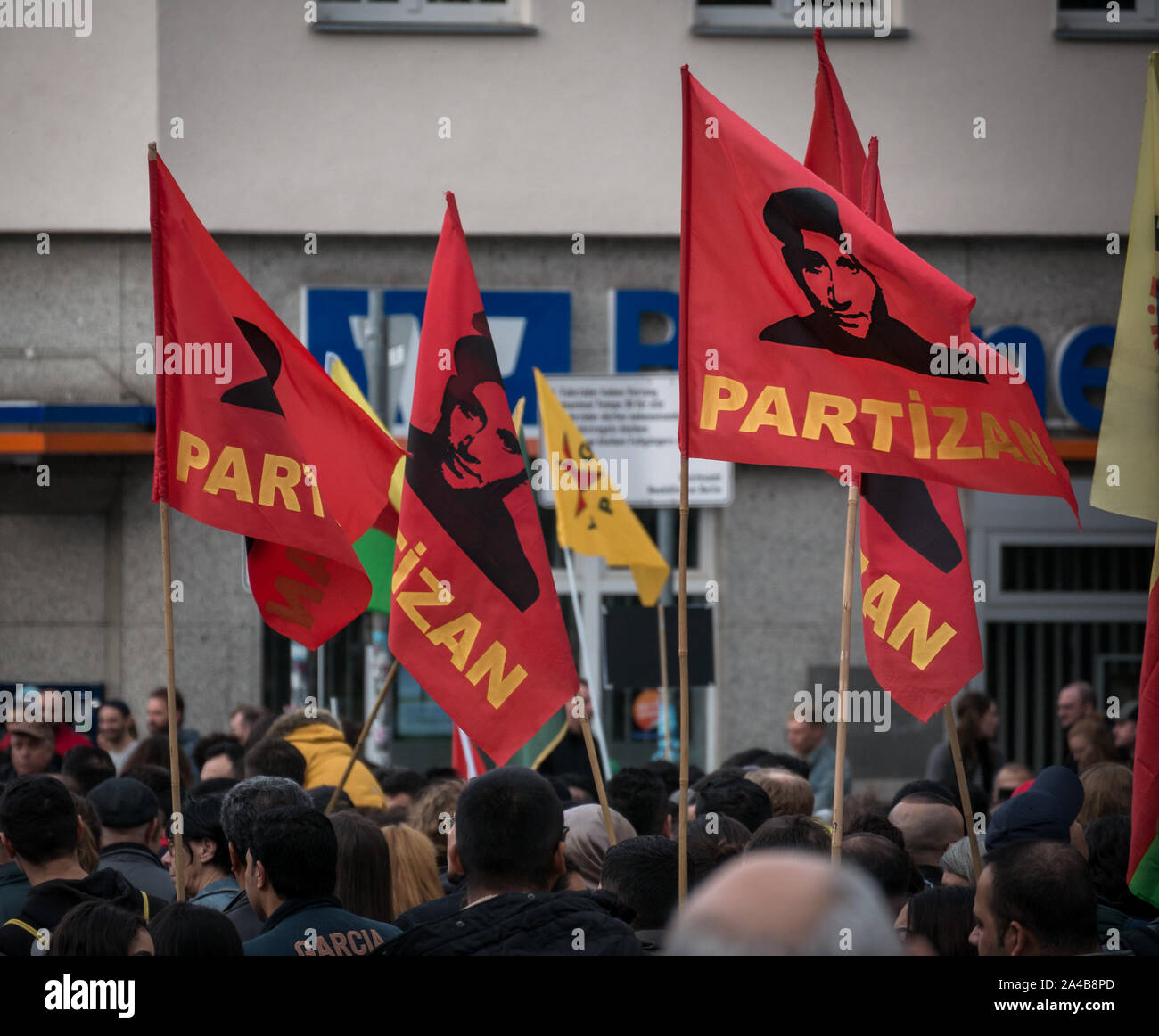 Démonstration et de protestation contre l'offensive turque et les agressions contre les Kurdes en Syrie avec partisan, Kurdistan et gpj drapeaux Banque D'Images