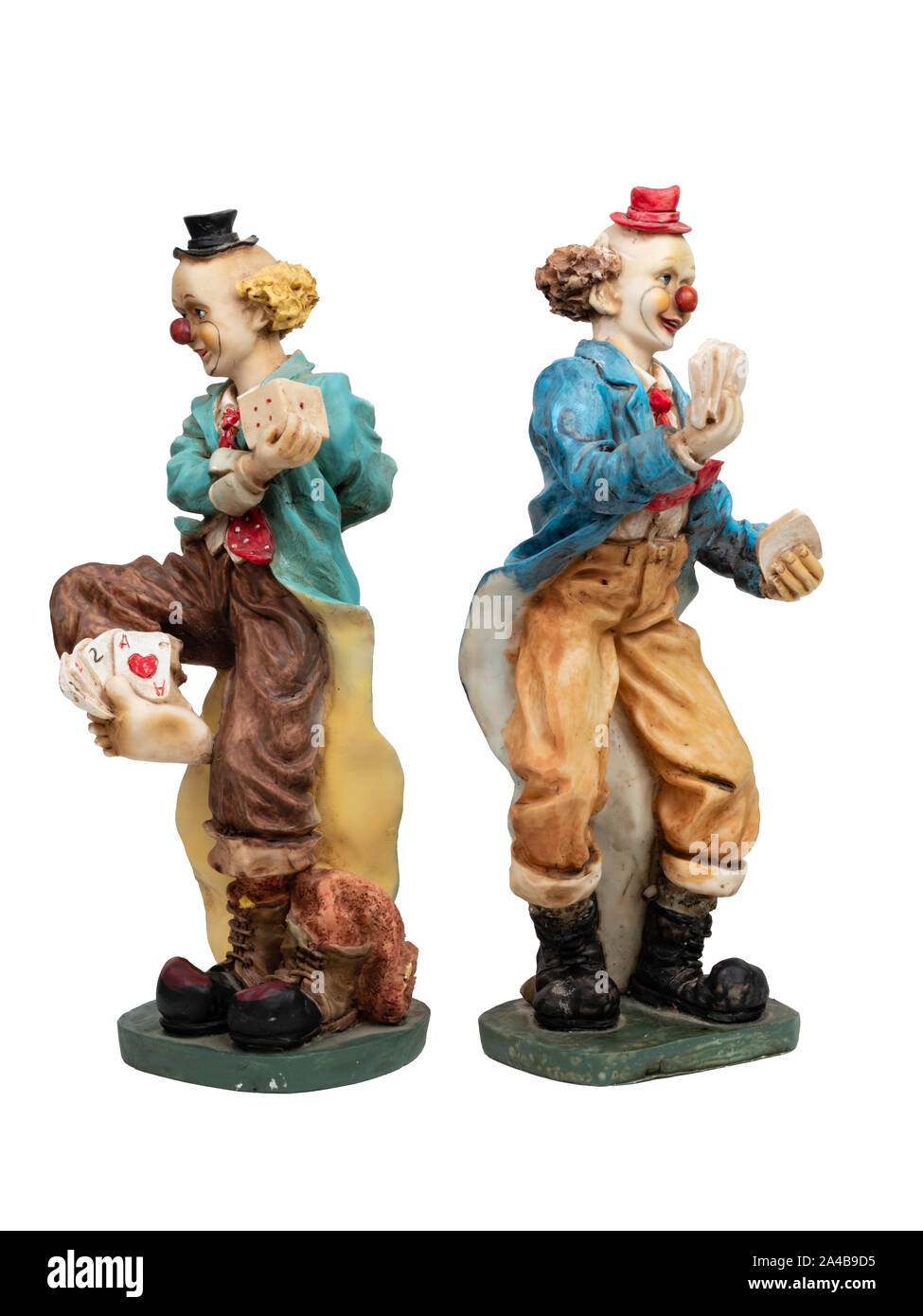Résine peinte paire de dés et de cartes à jouer figurines clown jonglant sur un fond blanc Banque D'Images
