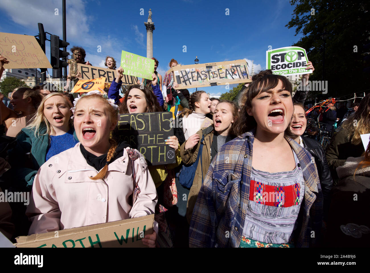 Rébellion d'extinction a continué de protestation à Londres du 7 octobre. L'objectif de la participation à la non-violence l'action directe et la désobéissance civile était d'attirer l'attention sur la crise climatique et à la perte de biodiversité. Rébellion d'extinction sont demandes que les gouvernements dire au public la vérité sur l'ampleur réelle de la crise, prendre des mesures maintenant pour réduire les émissions de CO2 et mettre en place des assemblées de citoyens pour surveiller les changements de politique. Ils exigent également que des mesures soient prises pour mettre fin à la destruction du monde naturel qui conduit à la "6ème extinction massive d'espèces." Banque D'Images