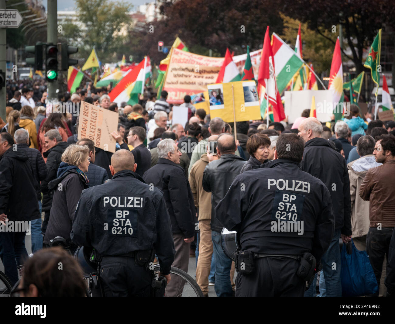 Beaucoup de policiers et des voitures de police à protester contre la politique turque et offensive en Syrie du Nord, kurde et du Kurdistan/drapeaux de GPJ dans l'arrière-plan Banque D'Images