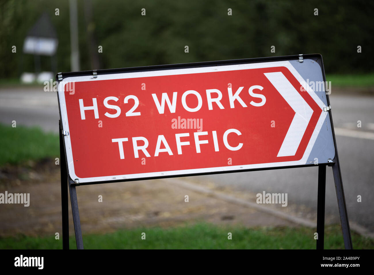 Deux haute vitesse (HS2) Travaux routiers panneaux d'avertissement. Ces signes, et d'autres signes similaires, sont utilisés pour identifier les points d'accès pour l'HS2 le trafic du transport routier à proximité de l'itinéraire prévu. Ces signes particuliers ont été placés sur la route B4010 à Stoke Mandeville, Buckinghamshire, près de Stoke House Farm. Deux haute vitesse (HS2) est le réseau ferroviaire à grande vitesse reliant Londres à l'Ouest des Midlands ('Phase One'), en 2026 et avec Manchester et Leeds ('Phase Deux") en 2033. Crédit : Stephen Bell/Alamy Banque D'Images