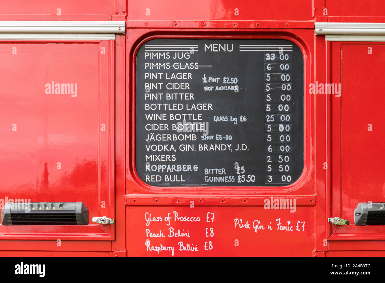 Liste de boissons alcoolisées sur un tableau noir menu contextuel Banque D'Images