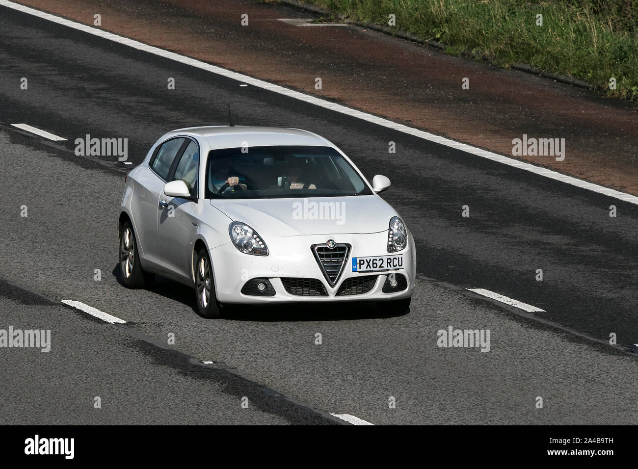 201 blanc Alfa Romeo Giulietta Lusso M-Air to ; voyageant sur l'autoroute M6 près de Preston dans le Lancashire, Royaume-Uni Banque D'Images