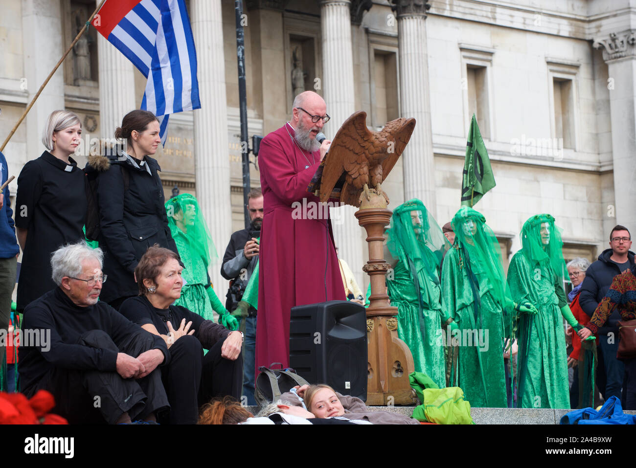 Rebelle rouge Brigade à la Galerie nationale tandis que les prêtres et évêques se sont relayés pour lire former le livre des Révélations. Rébellion d'extinction a continué de protestation à Londres du 7 octobre. L'objectif de la participation à la non-violence l'action directe et la désobéissance civile était d'attirer l'attention sur la crise climatique et à la perte de biodiversité. Rébellion d'extinction sont demandes que les gouvernements dire au public la vérité sur l'ampleur réelle de la crise, prendre des mesures maintenant pour réduire les émissions de CO2 et mettre en place des assemblées de citoyens pour surveiller les changements de politique. Ils exigent également que des mesures soient prises pour mettre fin à la Banque D'Images