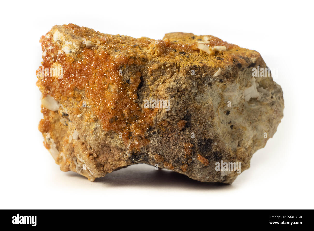 Rock du Maroc avec des cristaux naturels la vanadinite isolé sur fond blanc, pur Banque D'Images