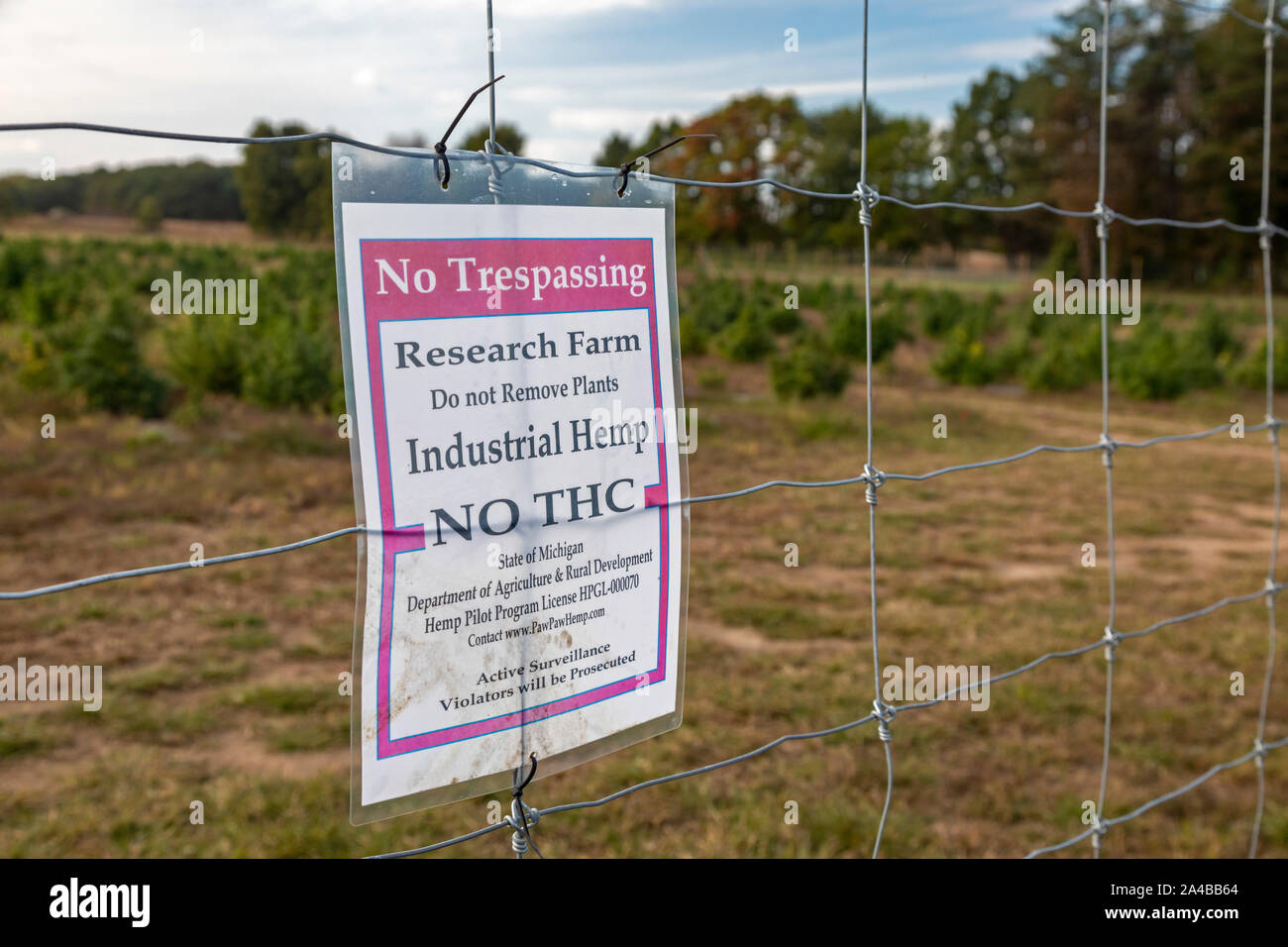 Paw Paw, Michigan - un signe sur une clôture à l'Sylmar Hemp Company décourage l'intrusion, expliquant que le chanvre plantes ne contient pas de THC, le principe actif Banque D'Images